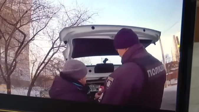 У Луцьку патрульні оштрафували чоловіка на парковці за «п'яне сидіння» (відео)