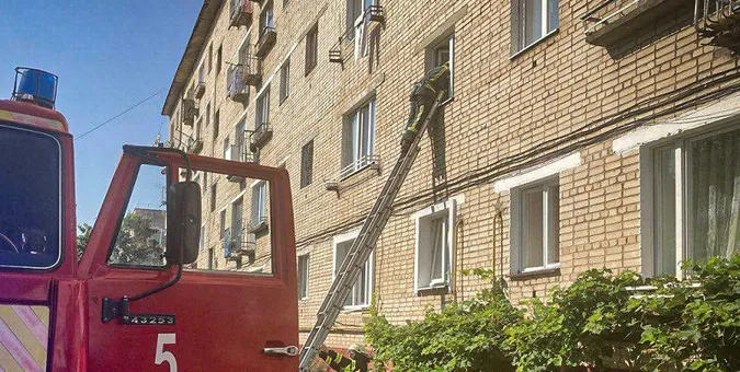 У Нововолинську зачинену в квартирі дитину визволяли рятувальники (фото)