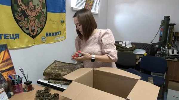 У Луцьку переселенка шиє для військових на старій бабусиній машинці: на фронт передали тисячі виробів (фото, відео)