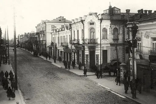 Луцьк початку ХХ століття. Будинок, в якому була цукерня Розаліні (по центру)