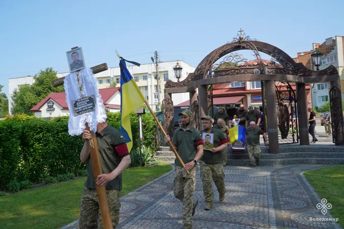 На Волині попрощалися із загиблим воїном Сергієм Козолупом (фото)