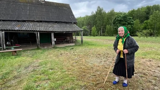 Остання на хуторі: 91-річна волинянка сама возить воду та порається на городі (фото)