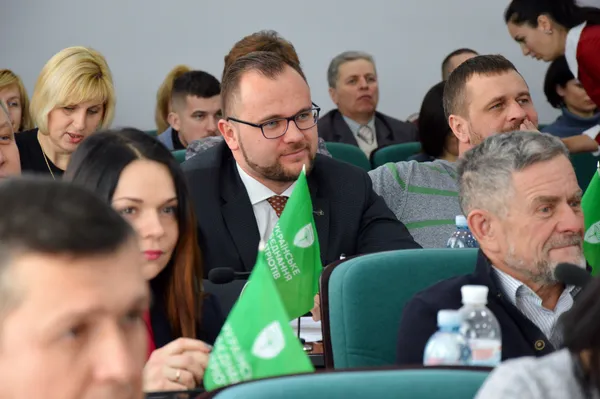 За блокуванням трибуни на відстані спостерігає Ігор Поліщук 