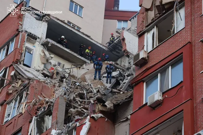 У Дніпрі ворог вдарив по багатоповерхівці – є жертви (фото)