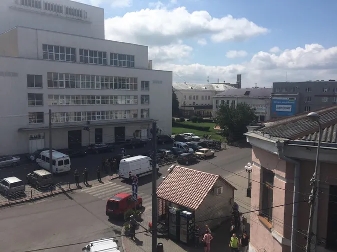 Захоплення заручників у центрі Луцька: що відбувається на місці (ФОТО)