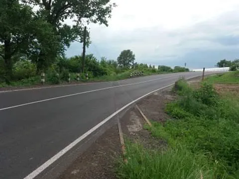 На Закарпатті випадково заасфальтували залізничну колію – довелося викопувати (фото, відео)