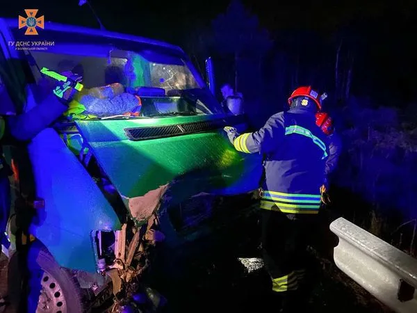 ДТП біля Луцька: в зім'ятому автомобілі затиснуло жінку (фото)