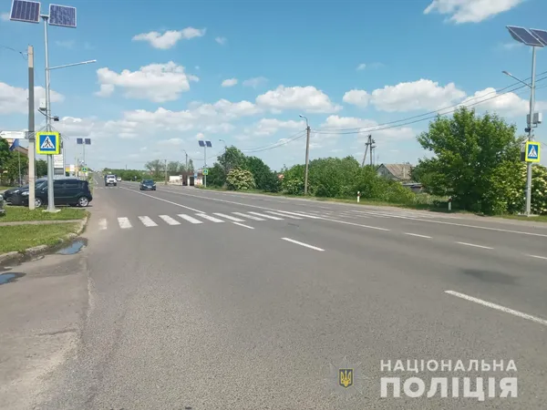 Розшукують водія-порушника: під Луцьком бус збив пішохода (фото)