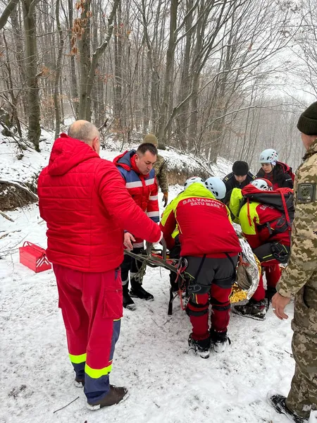 На Закарпатті ухилянт провалився у прірву, а родич покинув його у пастці (фото)