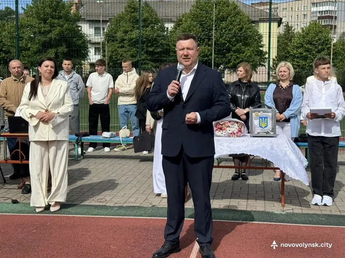 У Нововолинську пролунав останній дзвоник: відзначили учнів і педагогів (фото)
