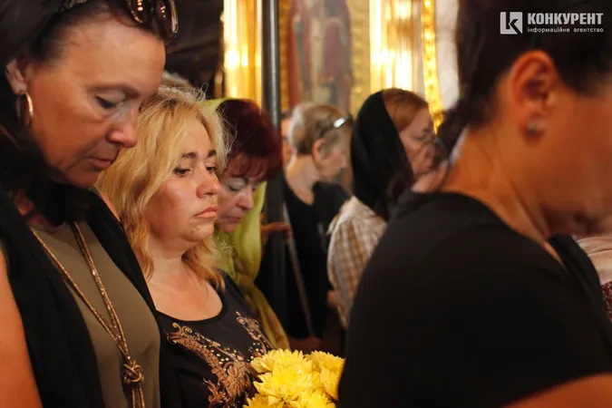Віддали життя за нас: Луцьк на колінах попрощався з двома захисниками (фото, відео)