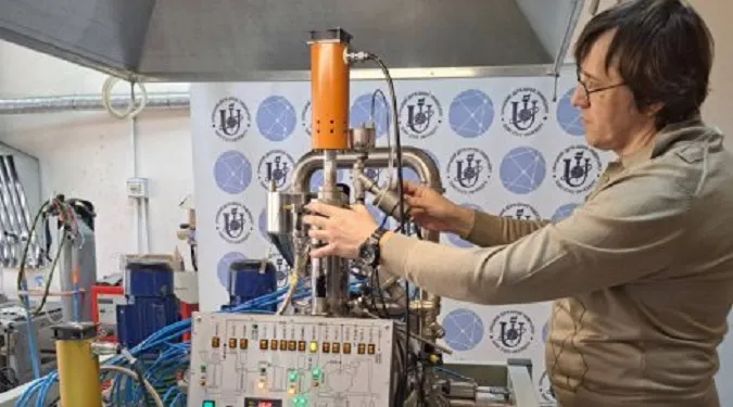 Українські науковці розробили унікальний пристрій модифікування полімерів наноматеріалами