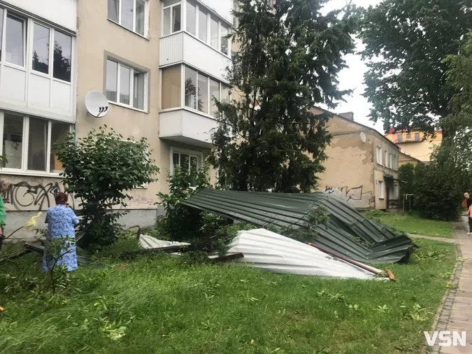 Зірвало дах: у центрі Луцька буря наробила біди (фото, відео)
