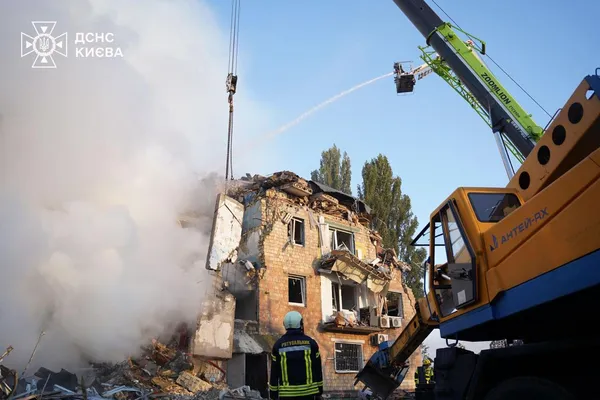 У Києві вже 10 загиблих і 45 поранених через російський удар