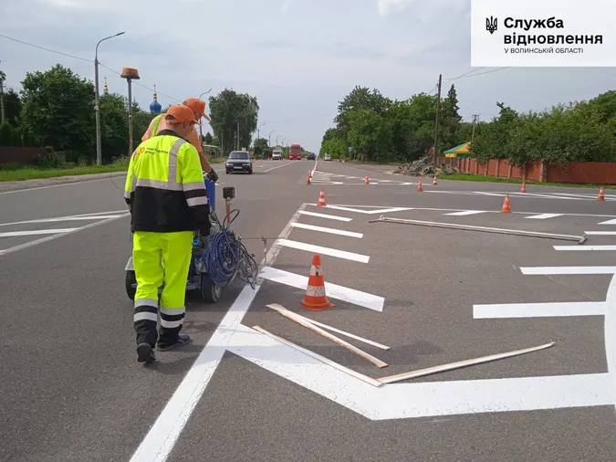 На Волині поновлюють розмітку на дорогах (фото)