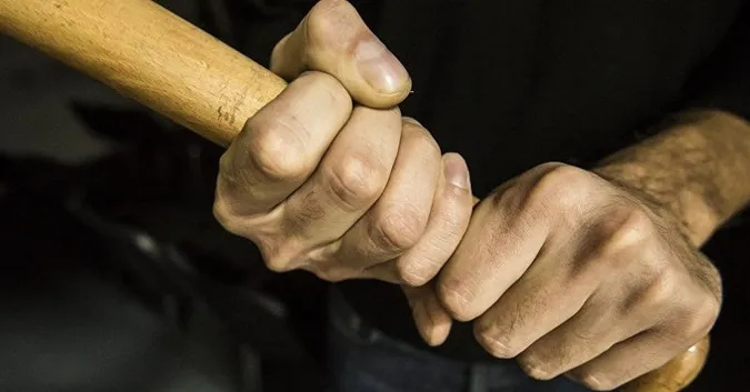 У Луцькому районі чоловік відгамселив палицею перехожого – він у лікарні