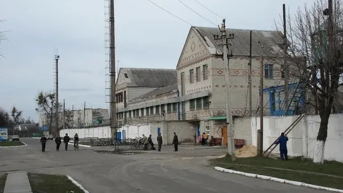 Нелегальна «передачка»: чоловік намагався перекинути в колонію 16 мобілок
