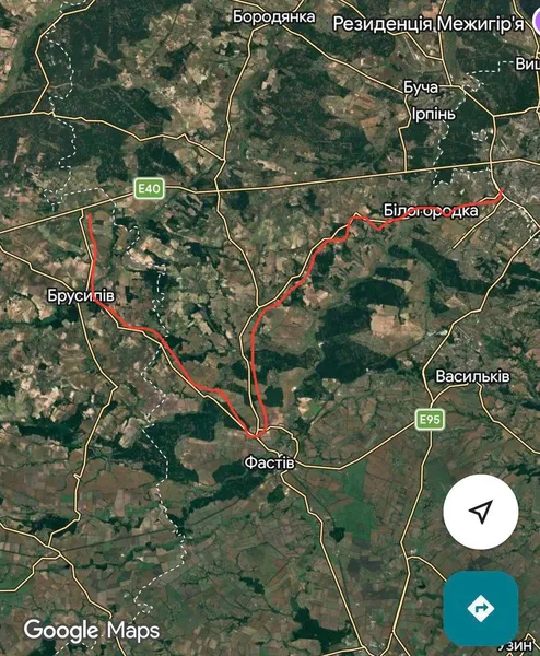 На Київщині масштабна пожежа з вибухами: горять склади після ворожого влучання (відео)