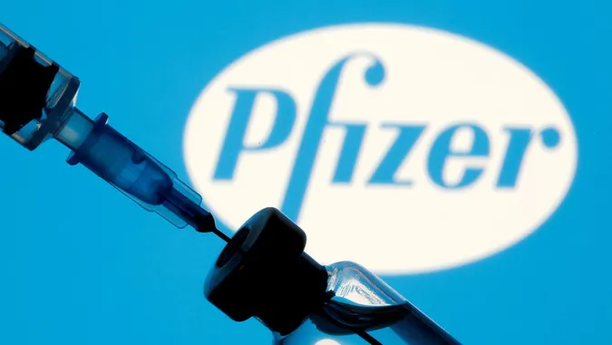 Країни з середнім рівнем доходів зможуть купувати вакцину Pfizer за пів ціни