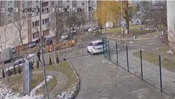 У Луцьку водійка після наполегливих спроб розвернутися врізалася в паркан (відео)