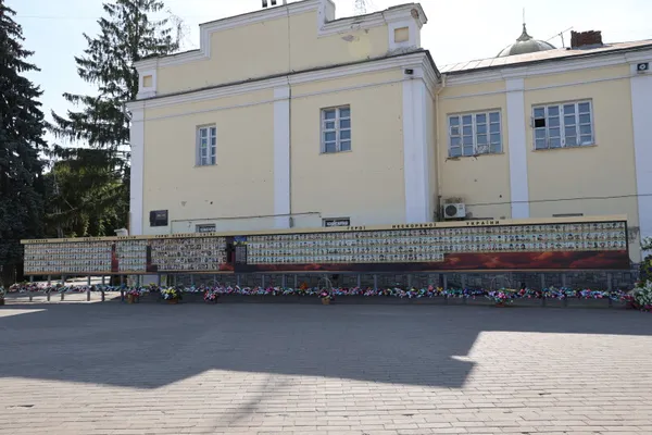 У Луцьку на Театральному майдані оновили фотостенд пам'яті загиблих Героїв (фото)