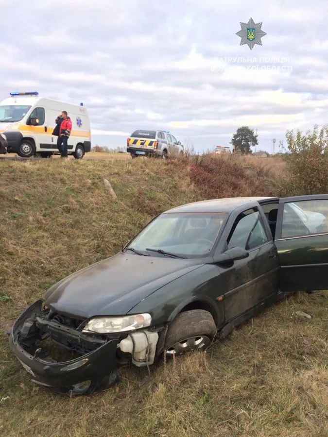 На Волині водій на швидкості злетів в кювет