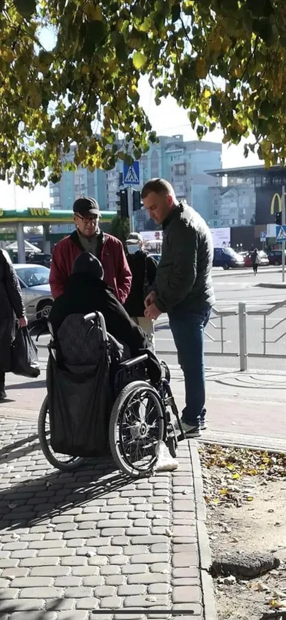 На цигарки: у Луцьку навпроти «Там-Таму» чоловіки відібрали гроші у візочника