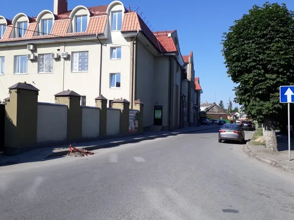 У Луцьку робітники зруйнували тротуар і залишили, як є (фото)