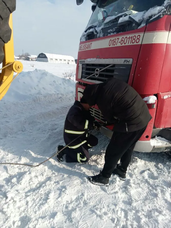 У Луцьку із заметів витягнули дві вантажівки і тролейбус (відео)