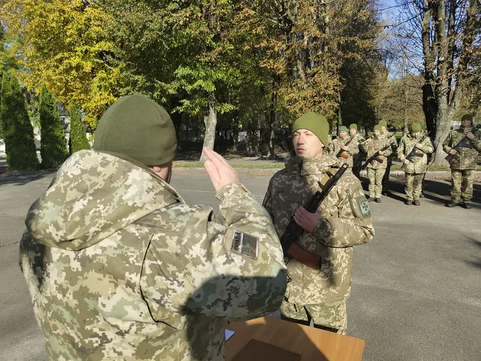 І контрактники, і мобілізовані: у Луцьку прикордонники склали присягу (фото)