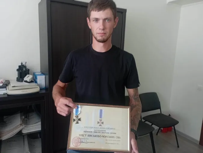 Захисника з Волині нагородили відзнакою «Хрестом Військово-Морських Сил» (фото)