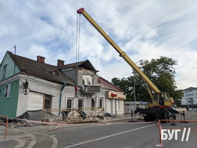 У Володимирі почали розбирати будинок, який обвалився (фото)