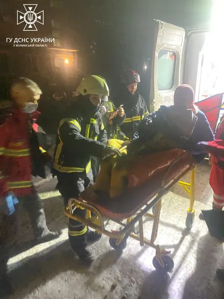 «Увійшли» через вікно: у Луцьку рятувальники допомогли травмованій жінці (фото)