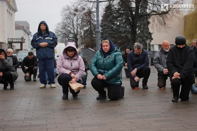 У Луцьку на колінах попрощалися зі ще одним загиблим Героєм (фото)