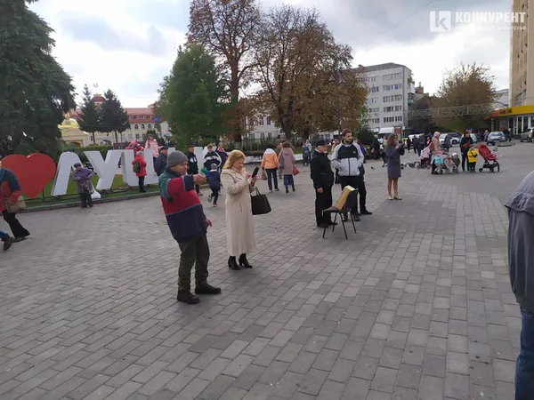 У центрі Луцька просто неба зіграв оркестр (фото, відео)