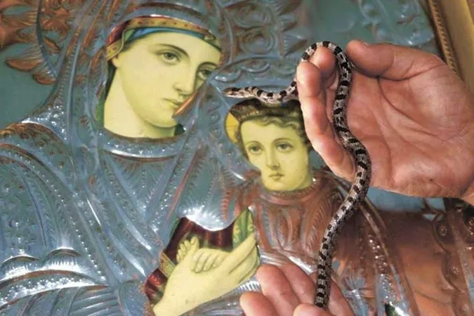 Щорічне диво у Греції: на свято до церкви спровзаються змії