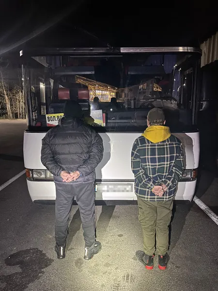 Волиняни везли в Польщу двох чоловіків у багажнику автобуса (фото)