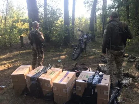 Луцькі прикордонники знайшли 12 ящиків сигарет (фото)