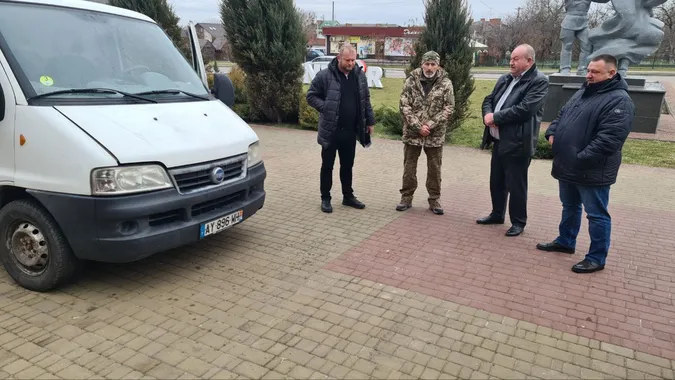 Наспівали на авто для ЗСУ – Підгайцівська громада відправила на фронт ще один бус (фото)