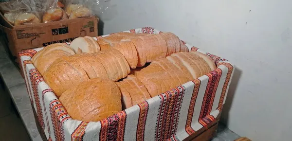 Продуктів не вистачає: як працює благодійна їдальня у підземеллі в центрі Луцька (відео)