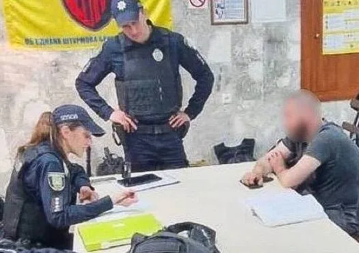 У Львові чоловік посадив 9-річну доньку за кермо і зняв відео – його покарали