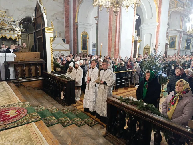 Молитви і колядки: у луцькому соборі Святої Трійці провели різдвяну службу (фото)