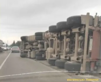 У Рованцях перекинулася вантажівка (фото)