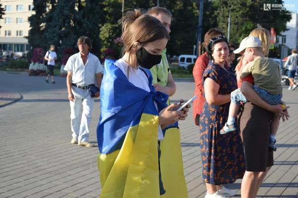 «Жыве Беларусь»: лучани вийшли на Театральний майдан, аби підтримати сусідній народ (відео)