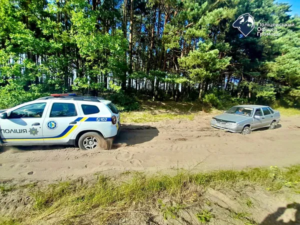 На Волині легковик потрапив у піщану пастку (фото)