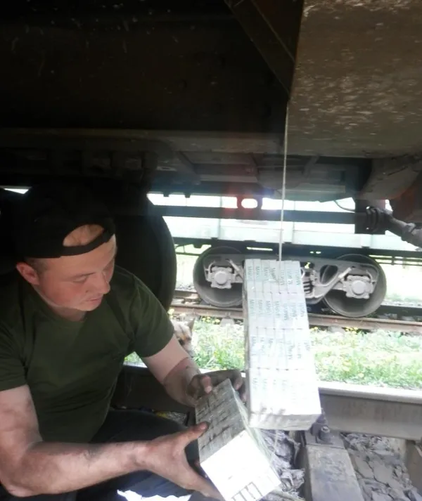 На Волині у вантажному потязі собака знайшов сигарети (фото)
