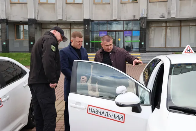 Ветеран з Волині отримав грант і придбав два авто для навчання водіїв (фото)