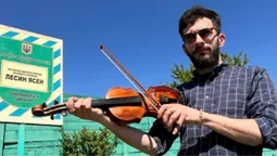 Луцький майстер створив із «Лесиного ясена» скрипку-довбанку (фото)