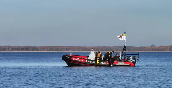 Снігоболотоходи і підводні дрони: на Світязі – масштабна рятувальна операція (фото, відео)