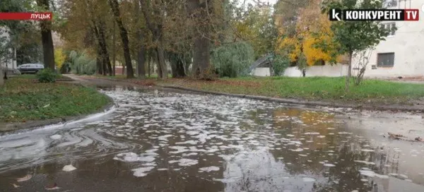 Не їдуть, а пливуть: у Луцьку двір багатоповерхівки запотоплює після кожного дощу (відео)